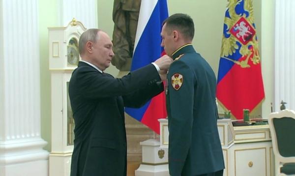 Владимир Путин вручил звезду Героя России саратовскому участнику СВО