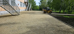 В Романовке продолжаются работы по ремонту дворов школ и детских садов