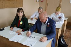Школьники написали Диктант Победы