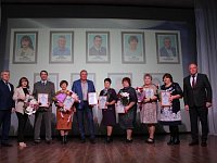 На сцене РДК вручили свидетельства о занесении на Доску почета
