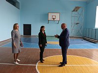 Мария Усова оценила ремонт спортивного зала в Романовской школе