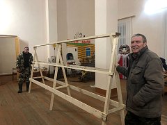 Жители села Большой Карай Романовского района также изготавливают маскировочные сети для СВО