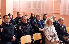 Школьники из отряда ЮДП поздравили сотрудников полиции