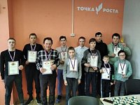 Педагоги и обучающиеся района встретились на турнире по шашкам