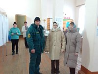 Молодые люди голосуют на выборах президента впервые