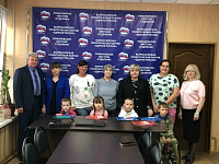 Представители партии «Единая Россия» вручили подарки первоклассникам