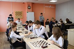 Команды соревновались в управлении роботом и игре в русские шашки
