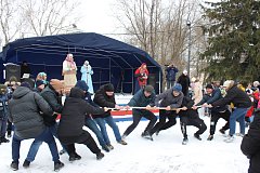 Масленичные гулянья на центральной площади поселка