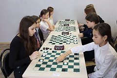Команды соревновались в управлении роботом и игре в русские шашки