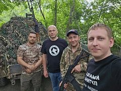 Своих не бросаем: саратовские волонтеры привезли бойцам на передовую груз на полмиллиона рублей