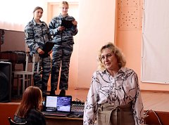 Школьники из отряда ЮДП поздравили сотрудников полиции