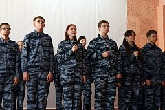 Школьники из отряда ЮДП поздравили сотрудников полиции