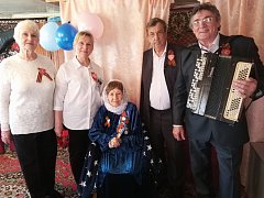 Соцработники и общественники поздравили тружеников тыла