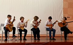 Школьники из отряда ЮДП поздравили сотрудников полиции