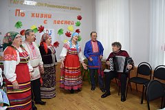 Сотрудники КЦСОН подготовили праздничную программу «По жизни с песней»