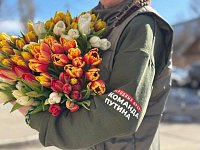 Саратовские активисты поздравили женщин-волонтёров и семьи героев с 8 Марта