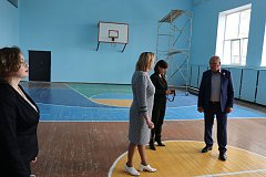 Мария Усова оценила ремонт спортивного зала в Романовской школе