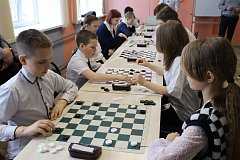 Команды соревновались в управлении роботом и игре в русские шашки