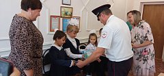 Первоклассники Романовской СОШ получили подарки к Дню знаний от общественников и полицейских
