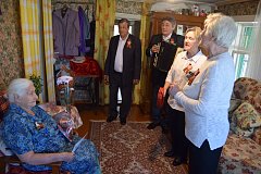 Соцработники и общественники поздравили тружеников тыла