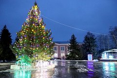 На центральной площади Романовки установлена праздничная елка