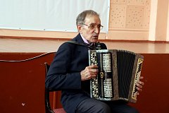 Школьники из отряда ЮДП поздравили сотрудников полиции