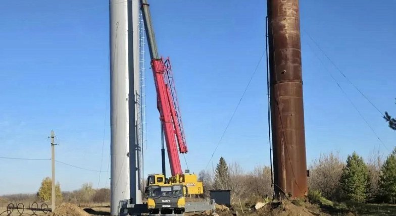 В Романовке завершается установка новой водонапорной башни. 